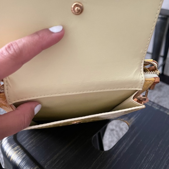 Yellow louis vuitton vernis bag - Picture 5 of 7